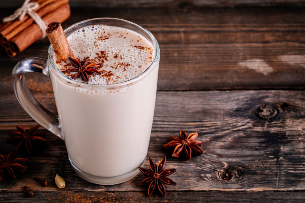 chai latte maison dans un mug a anis étoilé