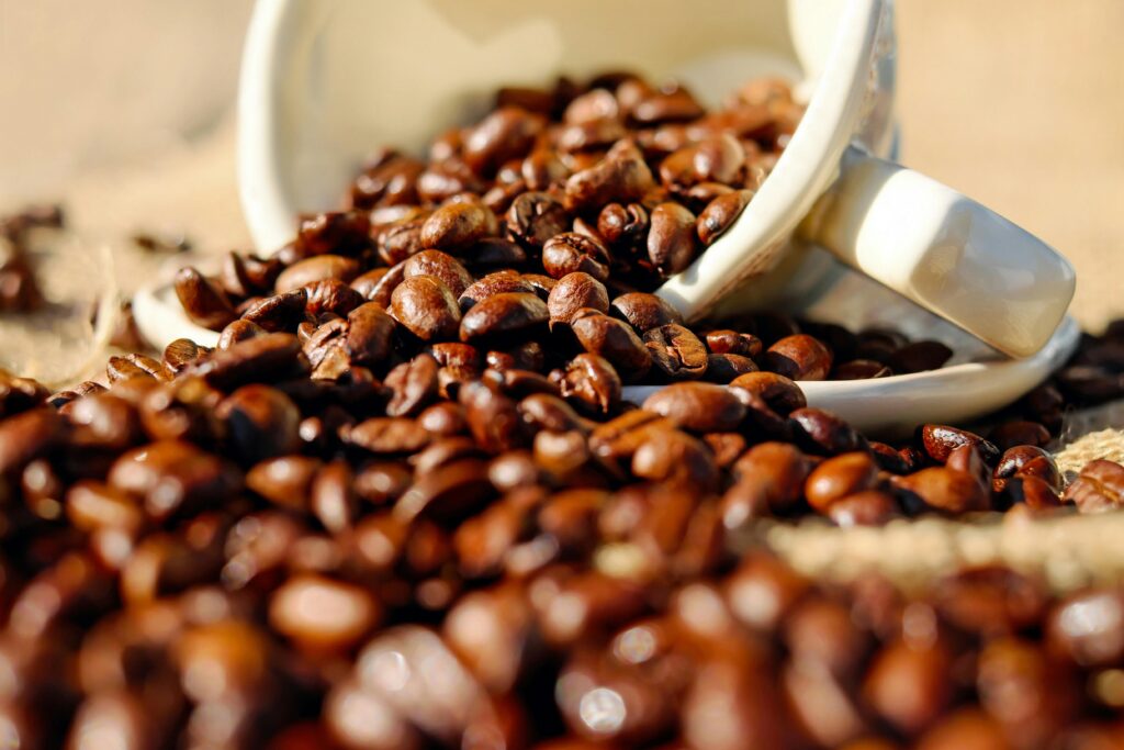 Tasse de café avec du grain de café qui déborde