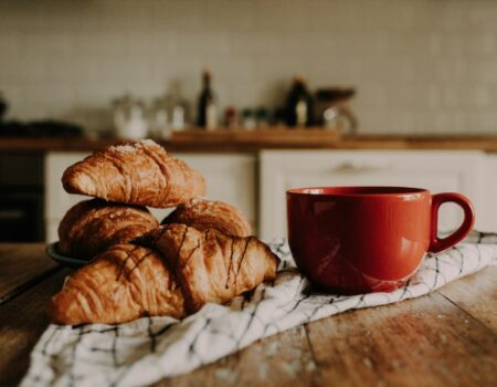 Tasse de café et croissant sur une table de cuisine