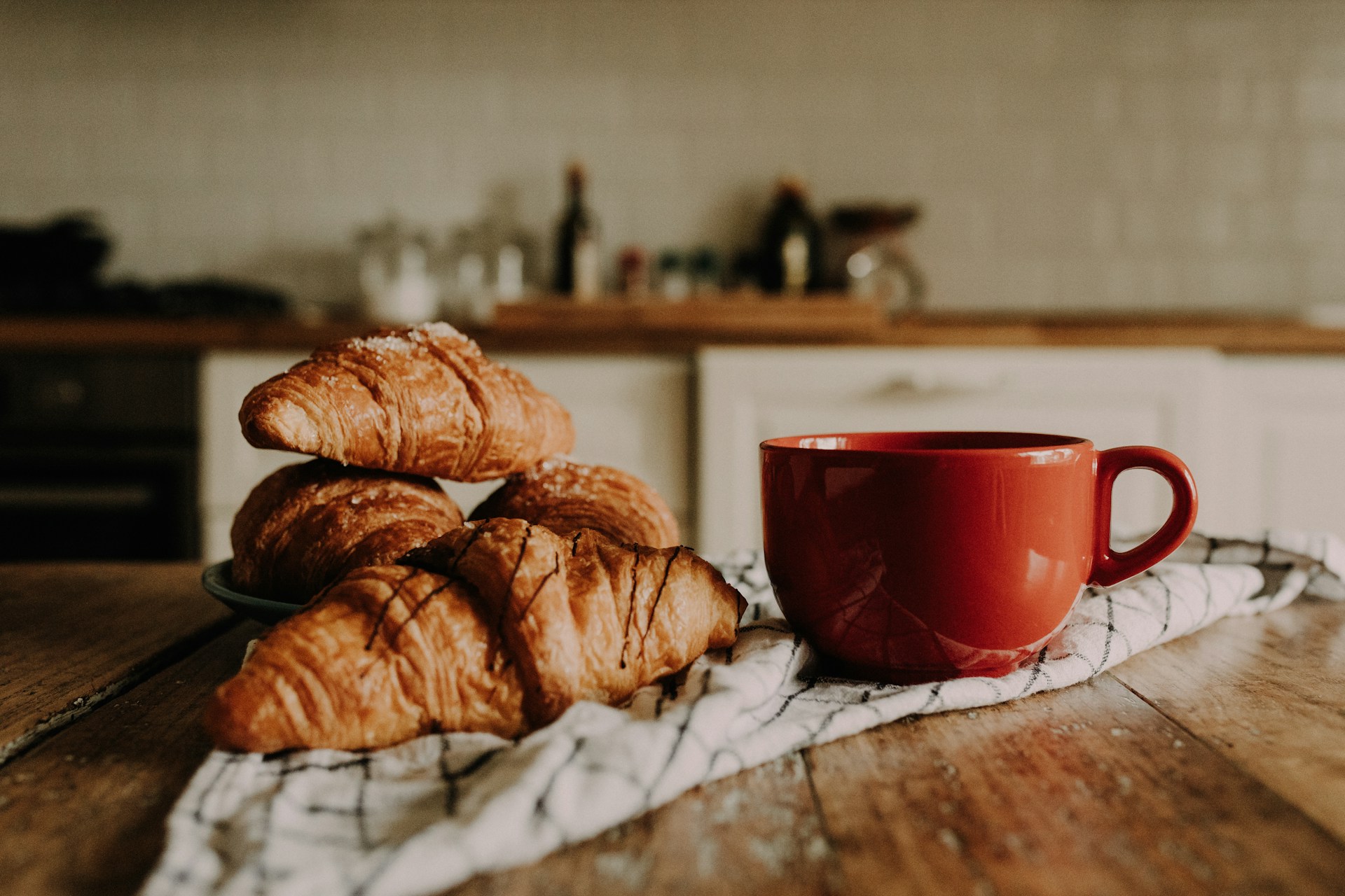 Tasse de café et croissant sur une table de cuisine
