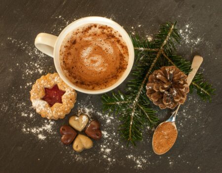 Tasse de café et gourmandises de Noël