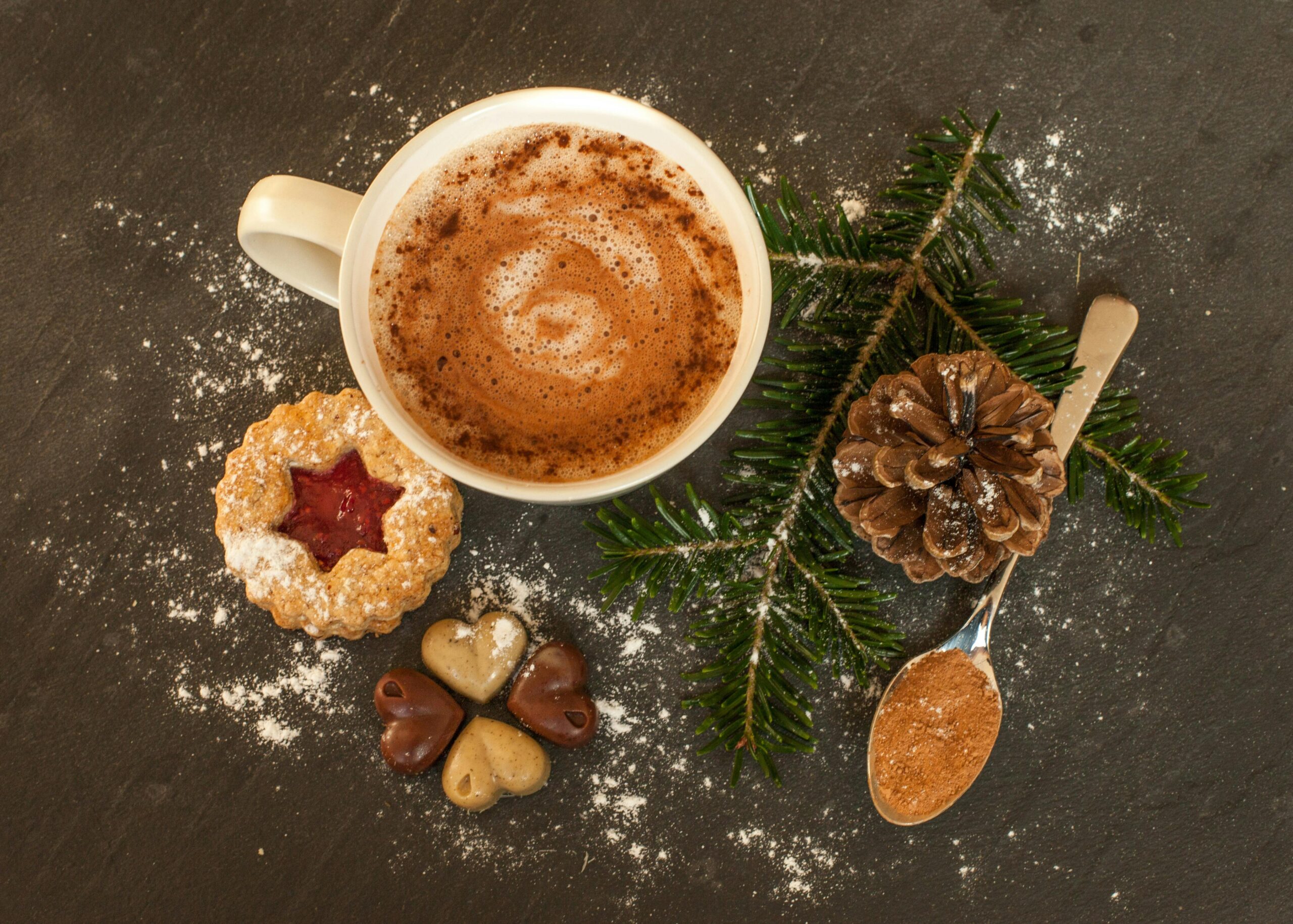 Tasse de café et gourmandises de Noël