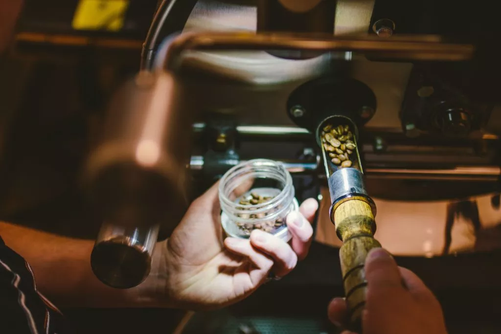 Torréfaction artisanale et mécanique : une analyse comparative