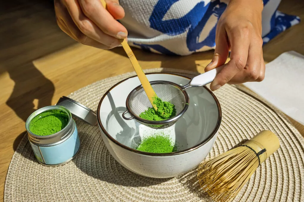 Préparation du matcha matériel vert éclatant