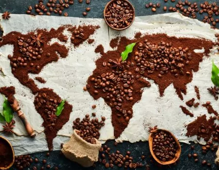 La carte du monde avec du café