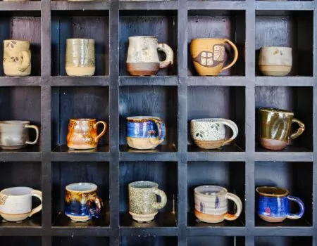 Étagères avec des tasses en céramique