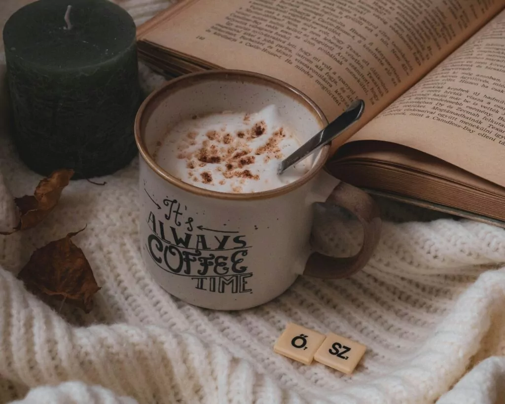 Tasse de café sur plaid avec livre