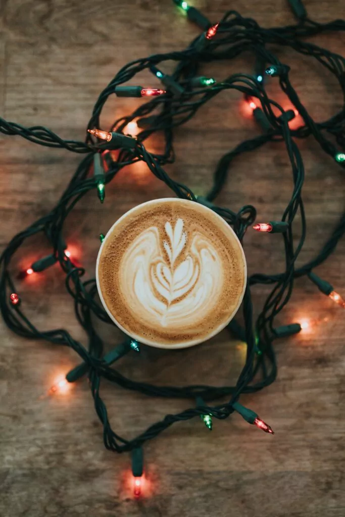 Tasse de café et guirlande