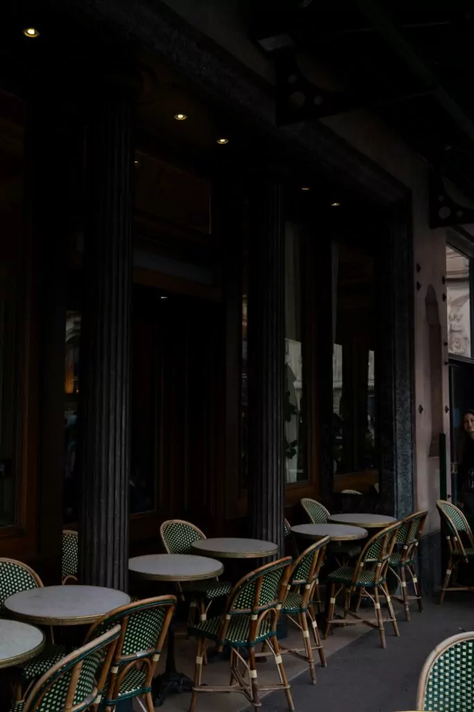 Terrasse d'un café parisien